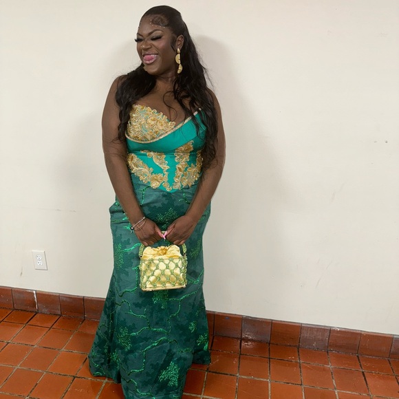 Elegant Green and Gold Gown - Picture 1 of 5